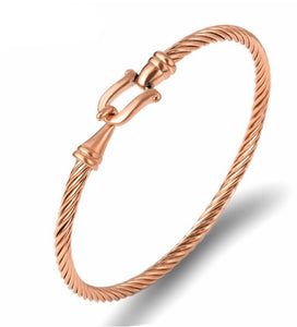 Twisted cable cuff bracelet with stylish hook closure　ツゥウィスト　ケーブル　カフ　ブレスレット　スタイリッシュ　フック　クロージャー