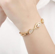Load image into Gallery viewer, Ladies Crystal Flower Bracelet Bangle Wristband Cuff Chain　クリスタルフラワーブレスレット
