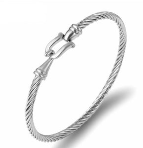 Twisted cable cuff bracelet with stylish hook closure　ツゥウィスト　ケーブル　カフ　ブレスレット　スタイリッシュ　フック　クロージャー