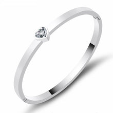 Load image into Gallery viewer, Titanium steel couples narrow heart-shaped loose diamond bracelet.
