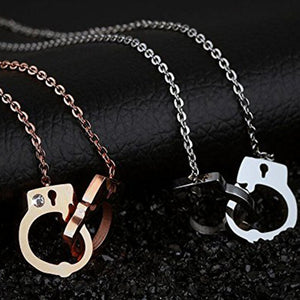 Creative inlaid rhinestone rose gold stainless steel handcuffs pendant/necklace　ハンドカフモチーフのネックレス